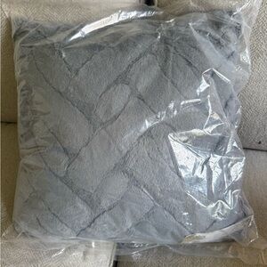 NWT Aviva Stanoff Gray Textured Throw Pillow